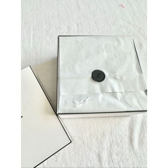 Chanel black and white storage box - Picture 3 of 4